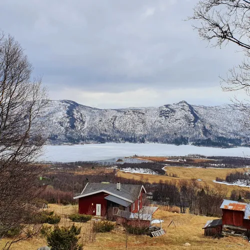 Utsikten til gården Løvås og Natten fra Gullsteinvegen i mai