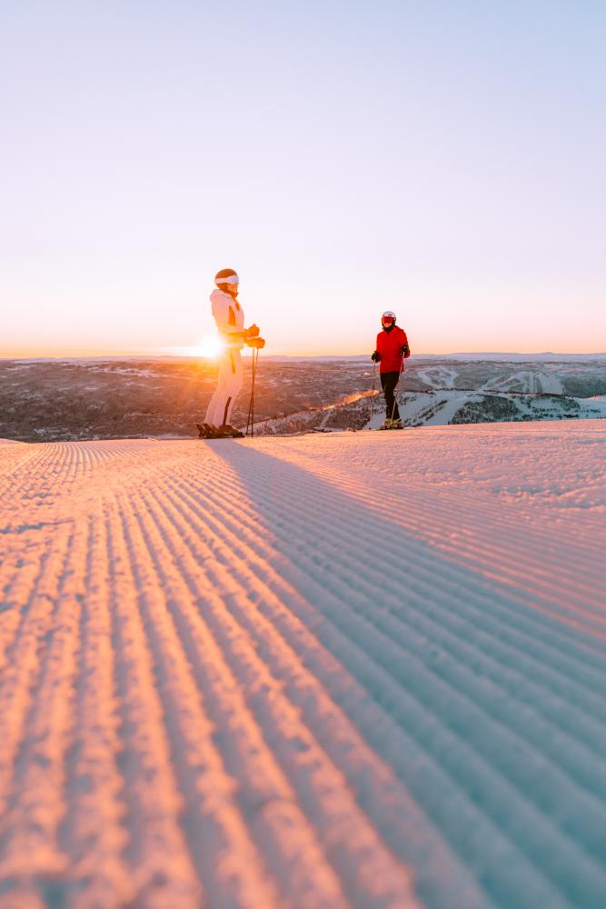 Skikjøring i soloppgang